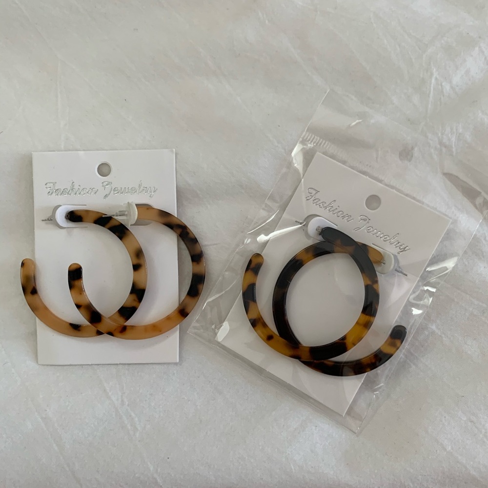 2 tortoise shell hoop earrings